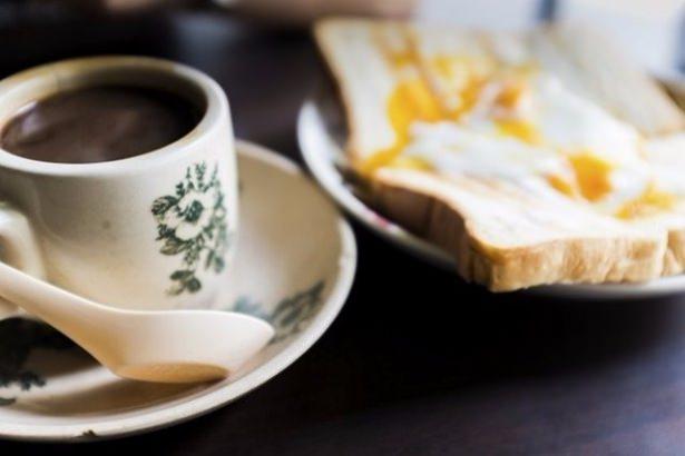 <p><strong>Singapur</strong></p>
<p>Kahve, ya da Singapur’da bilindiği haliyle Kopi, ülkenin milli içeceği ve kopitiam adı verilen kahvehaneler sosyal hayatın kalbinde yer alıyor. Kopi bildiğimiz kahveden biraz farklı. Burada kahve çekirdekleri tereyağı ile kavruluyor.</p>
<p> </p>