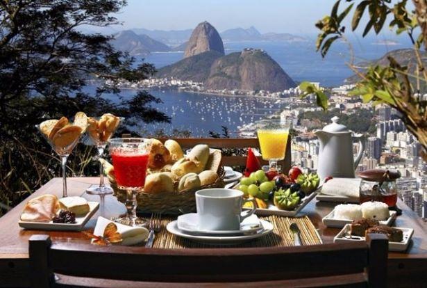 <p><strong>Rio de Janeiro, Brezilya</strong></p>

<p>Kahve denemek için dünyanın en büyük kahve üreticisi olan Brezilya’dan uygun bir yer olabilir mi? Brezilya’da kahve o derece hayatın içine sinmiş ki, çocuklar bile sabah kahvaltısında sütlü kahve (café com leite) içiyor!</p>
