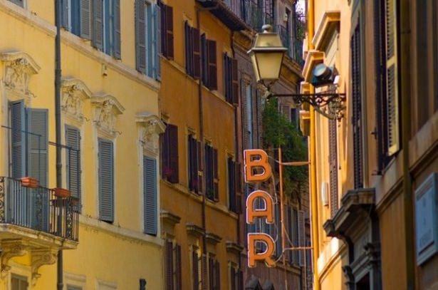 <p><strong>Roma, İtalya</strong></p>

<p>Italya’da kahve bir içecek değil, adeta bir yaşam biçimi. Roma kelimenin tam anlamıyla bir kahve başkenti. Her köşe başında, her sokakta bir kahvehaneye rastlayacaksınız.</p>
