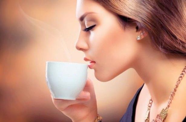 <p>Amerika’da sonuçlanan yeni bir bilimsel araştırmanın sonuçlarına göre kahve içmek ömrü uzatıyor olabilir. Harvard Üniversitesi Halk Sağlığı Bölümü uzmanlarının yaptığı açıklamaya göre; kahve içmenin kötü bir alışkanlık olduğu düşüncesi sanıldığı kadar doğru değil.</p>
