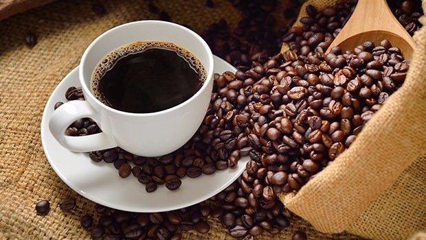 <p>Çünkü kahve, bakır, potasyum, magnezyum ve fosfor gibi elementleri içerir ve bunlar, asitli toprakta yetişen bitkilere gerekli maddelerdir.</p>
