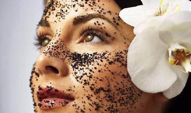 <p>Kahve, toprağımsı dokusu sayesinde peeling olarak da kullanılabilir. </p>