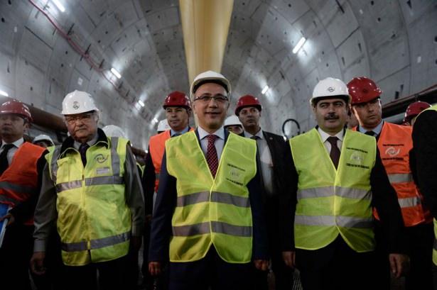 <p>Böyle bir ortamda basıncın son derece yoğun olduğu bir ortamda tünel çalışmalarımız devam ediyor. Gurur duyduğumuz bir proje. Dünyanın en önemli projelerinden birisi. 4 katlı bir apartmandan daha yüksek bir tünel açma makinası söz konusu" dedi.</p>
