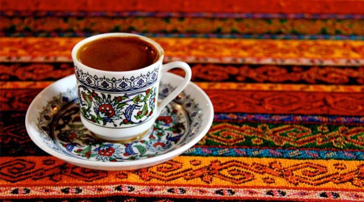 <p>- Günde bir bardak Türk kahvesi kalp hastalıklarını azaltır. Fakat yüksek tansiyon hastalarının birden fazla Türk kahvesi içmemesi gerekiyor.</p>
