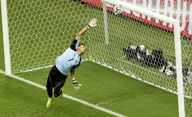<p><strong>Keylor Navas</strong><br />
<br />
Kupanın en çok dikkat çeken kalecisi Kosta Rikalı Navas oldu. Navas, La Liga’da da geçen sezon başarılı bir sezon geçirdi. Levante’de oynuyor. Uruguay maçında çok iyi kurtarışlar yaptı. Yunan Gekas’ın penaltısını kurtardı. Navas: “Ben zaten büyük futbolculara karşı oynuyordum. Hiç korkmadım” diyor.</p>