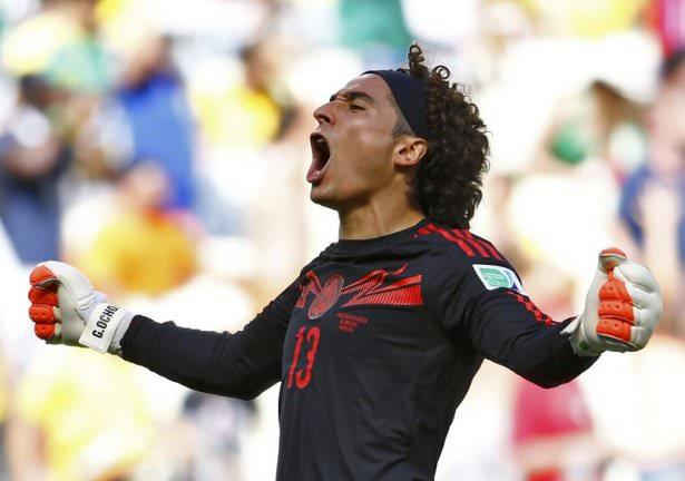 <p><strong>Guillermo Ochoa</strong><br />
<br />
Brezilya’ya elenen Meksika çeyrek finali göremedi, ama performansıyla büyük beğeni topladı. Dikkat çeken futbolcuların başında da kaleci Ochoa geldi. Ochoa özellikle golsüz berabere kaldıkları Brezilya maçında büyük iş çıkardı. Meksikalı kaleci kariyerini Fransa’nın Ajaccio takımında sürdürüyor. Takım küme düştü, Ochoa’nın sözleşmesi de geçen sezon sona erdi. Bonservisi elinde. 29 yaşındaki file bekçisi ile en çok ilgilenen kulüp Liverpool.</p>