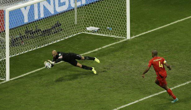 <p><strong>Tim Howard</strong><br />
<br />
ABD’nin tecrübeli kalecisi Tim Howard, Belçika maçında inanılmaz kurtartışlar yaptı. Eğer o olmasaydı ABD farklı mağlup ayrılabilirdi. 10’dan fazla net gol pozisyonunu çıkartan Howard buna karşın takımın elenmesini engelleyemedi.</p>