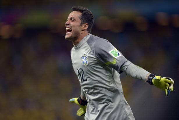 <p><strong>Julio Cesar</strong><br />
<br />
Taffarel, Dida derken Brezilya onunla yine kalesini güvenli ellere emanet etti. Julio Cesar 34 yaşında, artık ülkesinde kariyerinin son dönemlerini yaşıyor. Cesar’ın kupadaki en dikkat çeken performansı Şili maçındaydı. Turu penaltılarda alan Cesar arkadaşları tarafından omuzlara alındı.</p>
