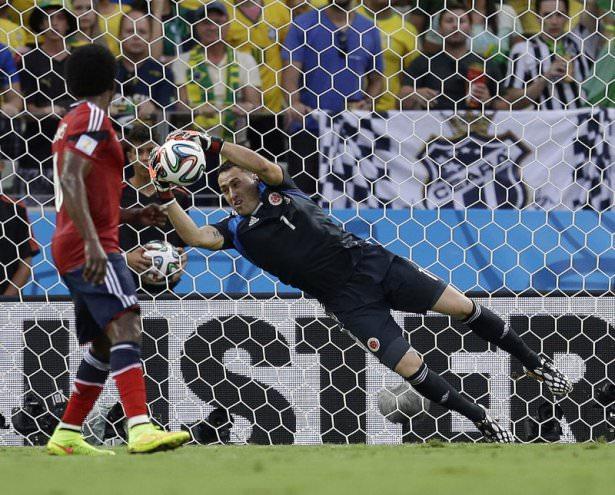 <p><strong>David Ospina</strong></p>
<p>Kolombiya'nın kalesini koruyan David Ospina performansıyla göz doldurdu. Kolombiya adına kalesinde güvende veren Ospina, James Rodriguez'le birlikte Kolombiya'nın en çok dikkat çeken oyuncularındandı.</p>