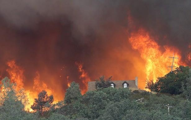 <p>Kısa sürede 20 bin hektarlık alana yayılan yangında, 24 ev kullanılamaz hale geldi.</p>

<p> </p>
