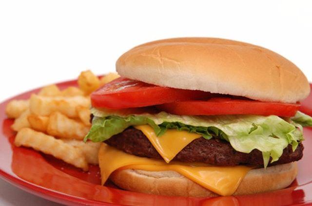 <p>Şaşırtıcı bir şekilde, yiyebileceğiniz en güvenli burgerler, muhtemelen fast-food zincirlerinde yapılanlardır. Çünkü bu restoranlar, gıda kaynaklı hastalıkları minimuma indirgemek adına tasarlanan sistemler kullanırlar.</p>
