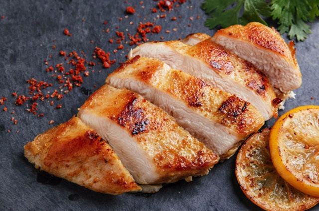 <p>Salmonella gibi yüzey bakterileri, tavuk etinin içerisine girebilir. Tavuğu uygun sıcaklıkta iyice pişirerek bakterileri yok edebilirsiniz<br />
</p>