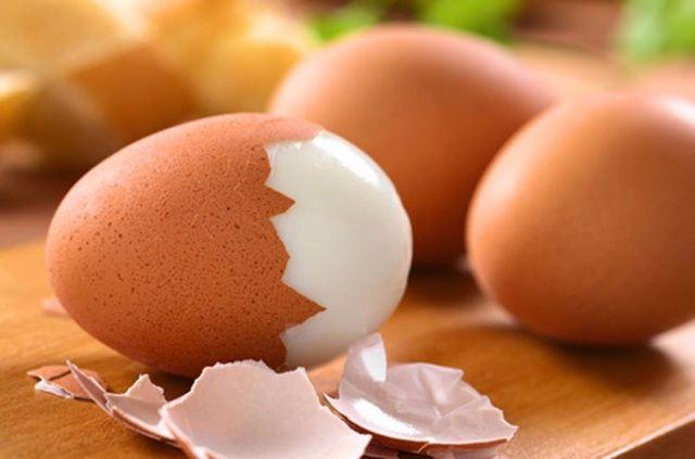 <p>Salmonella bakterileri, tavuğun yumurtalıklarına bulaşarak yumurtalara geçiş yapabilir. Bu yüzden bakterilerin ölmelerine yetecek kadar ısıya maruz bırakılan pastörize yumurtalar, en güvenlisidir</p>