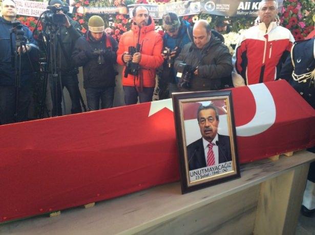 <p>Eski CHP milletvekili Kamer Genç için İstanbul Kartal Cemevi'nde cenaze töreni düzenlendi.</p>
