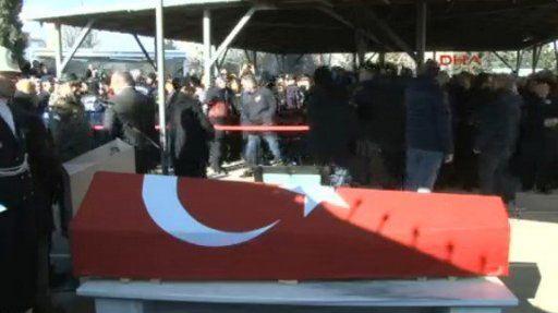 <p>CHP Genel Başkanı Kemal Kılıçdaroğlu'nun da katıldığı törende Cemevi dedesinin, Kılıçdaroğlu'nun Tunceli doğumlu olmasına vurgu yaparak siyasi bir konuşma yapması dikkat çekti. Dede "CHP başında çok şükür Kılıçdaroğlu var..." deyince törendekiler alkışlamaya başladı.</p>
