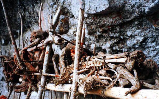 <p>Köylüler ölen yakınlarının cesetlerini gömmek yerine köyün dağlık bölgelerinde bambu kafeslerin içinde saklamaya devam ediyorlar...</p>

