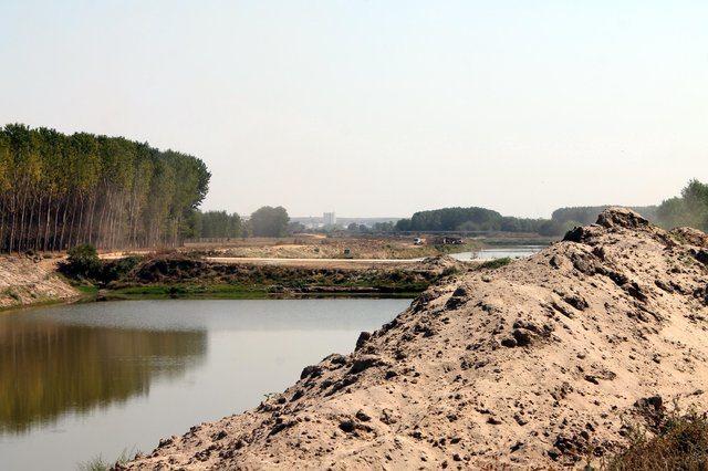 <p>Yunanistan ve Bulgaristan’a sınır Meriç Nehri üzerinde devam eden, ‘Kanal Edirne’ projesi ile birlikte yürütülen, Karaağaç Tahliye ve Drenaj Kanalı ile 5 bin kişinin yaşadığı Karaağaç Mahallesi su baskınından kurtarılıp 7 kilometre ileride tekrar Meriç Nehri’ne bağlanacak.</p>

<p> </p>
