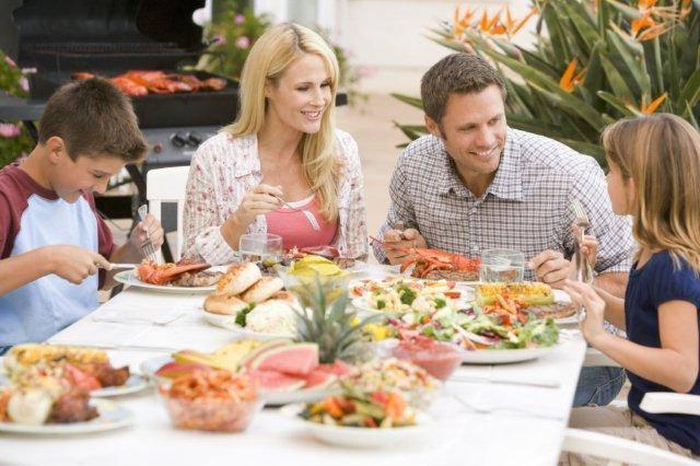 <p>Aile ve sevdiklerinizle birlikte, güzel bir ortamda yemek yiyin.</p>