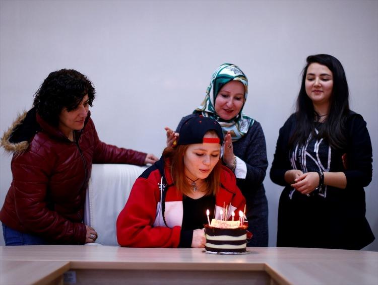 <p>16 yaşındaki <strong>Tuba Tanrıver,</strong> 19 yaşındaki <strong>Cemile Kaplan</strong> ve 23 yaşındaki <strong>Merve Sarıaslan,</strong> lösemiyi yenerek diğer hastalara umut oldu.</p>

<p>İki yıl önce TEOG sınavına gireceği gün kanser olduğunu öğrenen Tuba Tanrıver, hayatında o günden sonra bol ilaçlı günlerin başladığını, sürekli hastanede olduklarını ve zor günler geçirdiklerini söyledi.</p>
