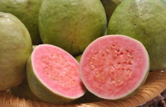 <p>Guava şaşırtıcı derecede tanen, fenol, triterpene, flavonoid, gerekli yağlar, saponin, karotenoid ve lektin gibi fitokimyasallar içerir. </p>
