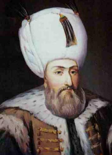 <p>Kanuni Sultan Süleyman iyi giyinmeyi severdi. Babası gibi kuyumculuğa meraklıydı; ama şiir alanında, komutanlığı ve yöneticiliği kadar iddialı bir padişahtı. ‘Muhibbî’ mahlasını kullandığı Divan’ında tam 2.779 gazel bulunmaktadır ki, Divan şairleri arasında en fazla gazel yazmış olan Zâtî’nin bile ulaştığı gazel sayısı ancak 1.825 adette kalmaktadır. Kanuni böylece Divan edebiyatının gazel rekorunu kırmıştır. Ayrıca kavaf (kunduracı) olduğuna dair kayıt da vardır.</p>