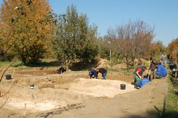 <p>TİKA (Türk İşbirliği ve Kalkınma Ajansı) ve Pecs Üniversitesi tarafından 2012 yılında başlatılan çalışma önceki gün Macaristan’da düzenlenen basın toplantısıyla açıklanmış, Türk ve Macar bilim adamları, Kanuni Sultan Süleyman’ın yıllardır tartışma konusu olan iç organlarının gömüldüğü ‘kayıp türbenin yerini bulduklarını’ bildirmişti.</p>

<p> </p>
