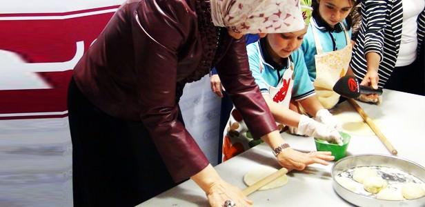 <p>Cumhurbaşkanı Abdullah Gül'ün eşi Hayrünnisa Gül, öğrencilere Kayseri mantısının nasıl kapatıldığı gösterdi.</p>