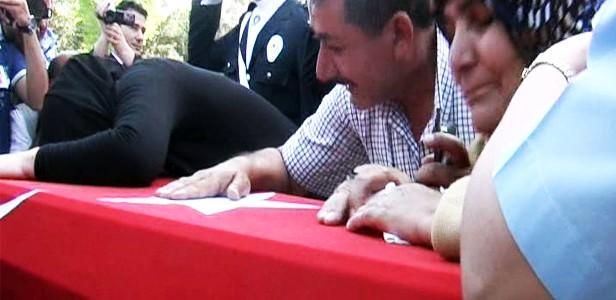<p>Dün Akçakale İlçesi'nde Gümrük Kapısı'ndan geçmek isteyen Suriyeliler'le güvenlik güçleri arasında çıkan gerginlikte, açılan ateşte vurulup ağır yaralanan ve kaldırıldığı hastanede kurtarılamayarak şehit olan 27 yaşındaki polis memuru Ferhat Avcı için tören düzenlendi.</p>