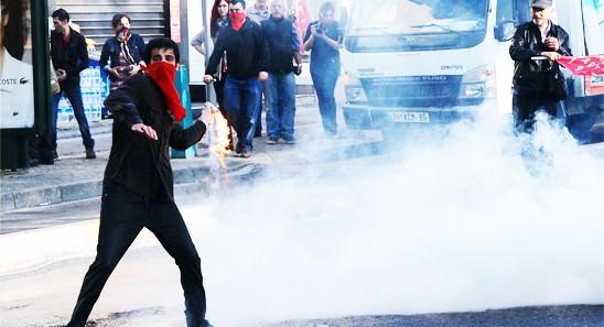 <p>İstanbul'da 1 Mayıs İşçi Bayramı kutlamalarında istenmeyen görüntüler ortaya çıktı. Taksim Meydanı'na çıkmak isteyenlere biber gazı ve tazyikli su ile müdahale edildi. Çok sayıda eylemci ve basın mensubu yaralandı. İşte gün sonunda objektiflere yansıyan o kareler...</p>