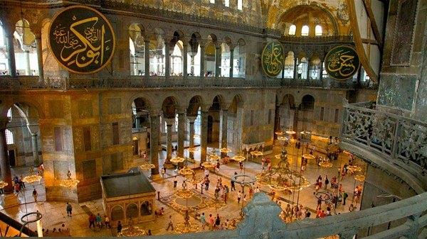 <p>Katırları alan genç, şehir dışına çıkarak oradaki gizli bir sarayın hazinesinden aldığı altınları katırlara yükleyerek imparatora getirir.</p>
<p>İmparatorun bu olayı yakınlarına anlatması üzerine tılsım bozulur ve bir melek olan delikanlıyı ve altınları gören olmaz.''.</p>