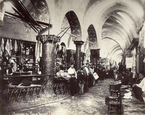 <p><br />
-Kapalıçarşı'nın altındaki tüneller-</p>
<p>Efsanede, İstanbul'un altının birbirlerine bağlı dehlizlerle kaplı olduğu, bu dehlizlere Yerebatan Sarayı'nın gizli bir bölmesinden girildiği ve Marmara Denizi'nin altından devam edilerek Kınalıada'ya kadar uzandığına inanılıyor.</p>