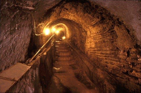 <p>Buralarda yemek takımı üzerinde çalışan gümüş kaplama atölyelerinin bulunduğu, çalışanlara da işe başladıkları gün söz konusu dehlizlerden bahsetmemeleri için Kuran-ı Kerime el bastırıldığı söyleniyor..<br />
</p>