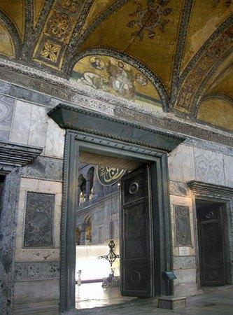 <p>Rüyasında, kiliseyi yaptıracağı alanda nur yüzlü bir ihtiyarı gören imparatorun, hemen adamın yanına giderek elindeki levhaya baktığı vurgulanıyor. </p>
<ul>
</ul>