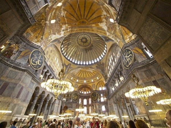 <p>Bunun üzerine ihtiyar, 'al bu resmi, kiliseni buna göre yap' der. Sevinçle resmi alan Iustinianos, 'peki kilisenin ismi ne olsun?' diye ihtiyara sorar. Yaşlı adam da 'kuracağın tapınağın adı Ayasofya olacaktır'' der'' şeklinde devam ediyor.<br />
</p>