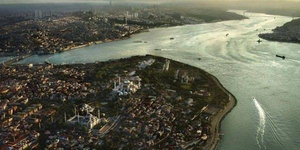 <p><br />
<strong>Perilerin Şehri: İstanbul-</strong><br />
<br />
İnsanoğlunun henüz yaratılmadığı günlerde yeryüzünde bugünkü insanlar gibi toplumsal bir yaşayış tarzına sahip cinlerin yaşadığına inanılan efsanede, cinlerden birinin oğlunun başka bir cinin kızına aşık olduğu ve kızın babasının bu birliktelik karşılığında ''kendilerine dünyanın en güzel yerinde güzel bir saray yaptırılması'' şartını koyduğu anlatılıyor. <br />
</p>