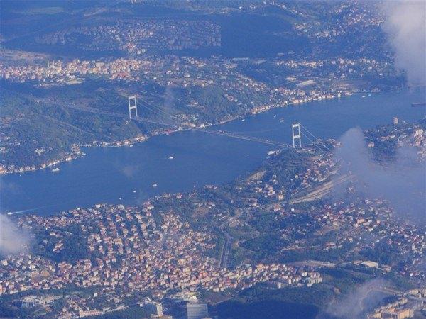 <p>Oğlanın babasının bu şarta rıza göstererek tüm dünyayı dolaştığı, tüm dünyayı dolaştıktan sonra da dünyanın en güzel yerinin İstanbul'un bulunduğu bölge olduğuna karar vererek, buraya çok güzel bir saray yaptırdığı rivayet ediliyor. <br />
</p>