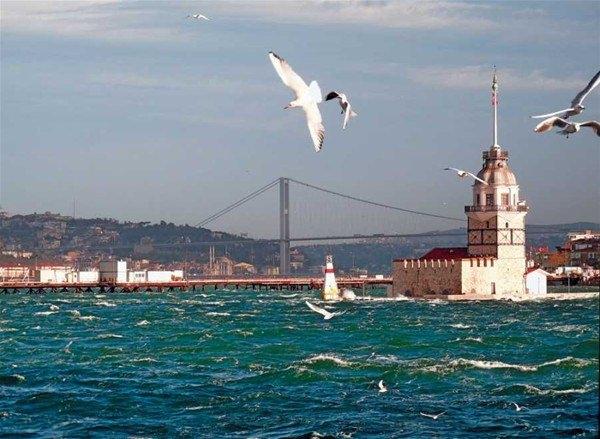 <p>Efsanede, sarayın inşaatı bittikten sonra kızın babasına haber gönderdiği, kızın babasının hem saraya hem de İstanbul'a hayran kalması üzerine kızını oğlanla evlendirmeye karar verdiği ifade ediliyor. İnanışa göre, İstanbul'un dünyanın en güzel yerlerinden biri olan Boğaziçi'nde kurulduğu anlatılıyor.<br />
</p>