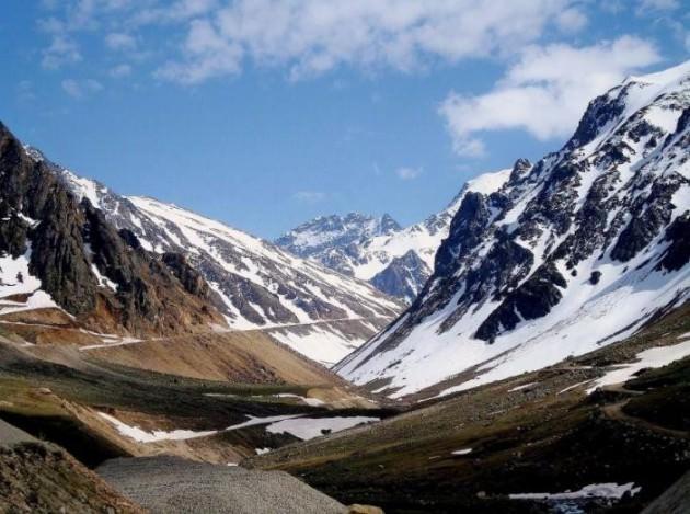 Erzurum’un İspir ilçesi ile Rize'nin İkizdere ilçesi arasında bulunan 2 bin 640 metre rakımlı Ovit zirvesinde kar yağışı dağları beyaza büründürdü.  