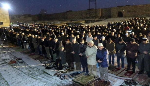 <p><span style="color:#FFFFFF">Erzurum'un işgalden kurtuluşunun 98'inci yıl dönümü kutlamaları kalede sabah namaz kılınarak başladı. </span></p>
