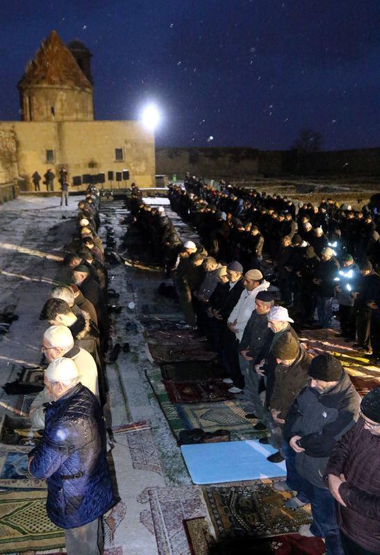 <p><span style="color:#FFFFFF">Kadınların da büyük ilgi gösterdiği namaz sabah namazı sorası kazanlarda pişirilen sıcak çorba ikram edildi.</span></p>
