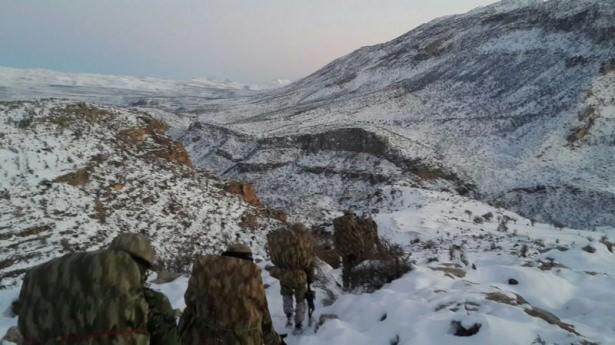 <p>Siirt Yazlıca Dağı Akmeşe ve Kurt Deresi bölgesinde güvenlik güçleri PKK'lı teröristlere yönelik -18 derecede operasyon düzenledi.</p>
<p> </p>