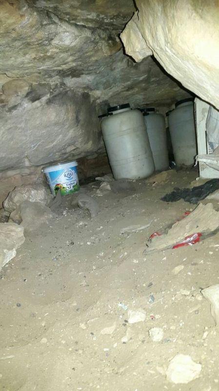 <p>Sığınaklara girildiğinde PKK'lı teröristlerin birkaç gün öncesine kadar mağaraların hazırlanması maksadıyla yaşam sürdüklerinin anlaşıldığı ve bulunan yaşam malzemelerinin ( 80 kg un, 50 kg küp şeker, 40 kg makarna, 15 kg tahin helvası vb..) olay yerinde imha edildiği belirtildi.</p>
<p> </p>