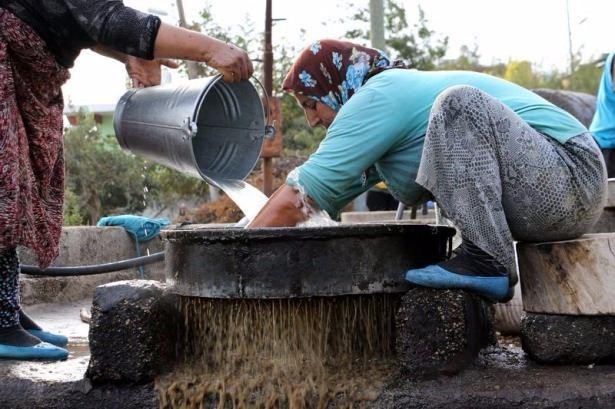<p>Yaklaşık 1,5 tonluk taşın, atın 3 saat aralıksız çevirmesiyle ezilen zeytin, kadınlarca sıcak suda yıkanıp sıkılarak büyük havuzlara alınıyor. </p>
