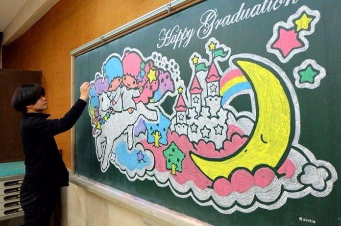 <p>Hamacream olarak da bilinen Japon sanat öğretmeni ve grafik tasarımcısı, sınıftaki kara tahtasında dünyanın en bilinen sanat başyapıtlarını yeniden yapıyor.</p>
