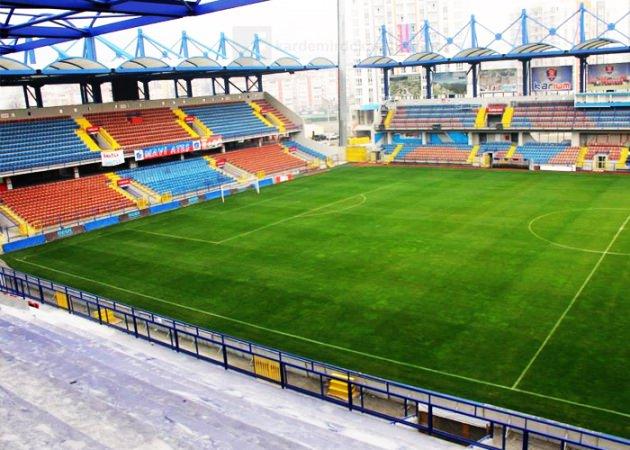<p><span>Bittiğinde 14 bin seyirci kapasitesiyle hizmet verecek olan stadyum tribünlerinin dikliği ve sahaya yakınlığıyla dikkat çekiyor.</span></p>