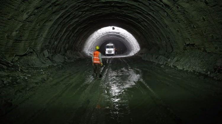 <p>Erzurum-Bayburt karayolunda Doğu Anadolu ile Doğu Karadeniz'i birbirine bağlayacak Kop Tüneli'nin yüzde 38'i tamamlandı.</p>
