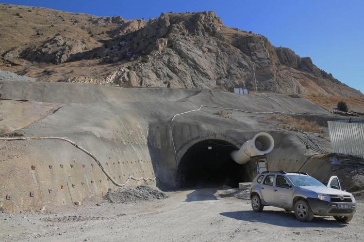 <p>Erzurum Valisi Seyfettin Azizoğlu "Tünelin tamamlanmasıyla bölgede 2 bin 400 metre yükseklikten geçen yol 2 bin 100 metreye inecek ve tünelden geçilecek. </p>
