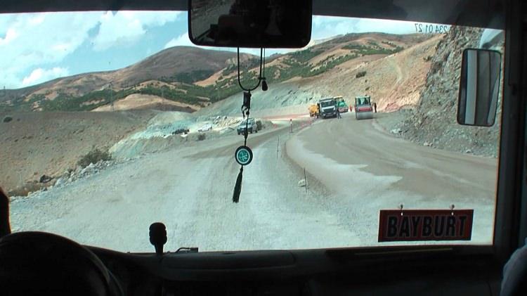 <p>Erzurum Valisi Seyfettin Azizoğlu yaptığı açıklamada, Erzurum-Bayburt karayolu üzerindeki 2 bin 400 metre rakımlı Kop Dağı'nın altından geçen tüneldeki çalışmaların güçlükle sürdürüldüğünü söyledi.</p>
