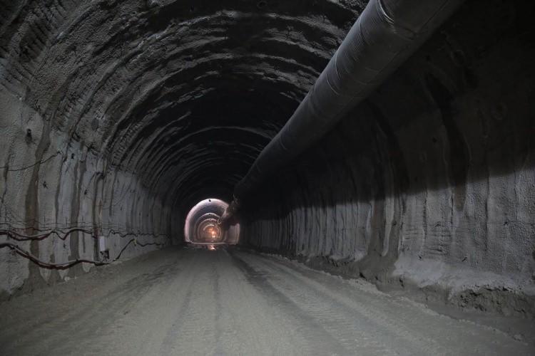 <p>Doğuya açılan kapı</p>

<p>Kop Tüneli'nin doğuya açılan önemli geçitlerden biri olduğunu ifade eden Azizoğlu, "Kop Tüneli sayesinde Trabzon'u, Erzurum üzerinden doğu vilayetlerine, aynı zamanda Orta Asya'ya bağlamış olacağız. </p>
