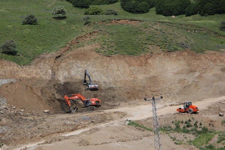 <p> </p>

<p>"Tünelin yapıldığı alan kışın kar altında kalan bir bölge. Ama yılın her ayında, her gününde insanlar ulaşım yapmak zorundalar. Yıllarca Kop Dağı'nda insanlarımız, kış aylarında gerçekten büyük sorun ve sıkıntılar çekiyorlardı, yollarda mahsur kalıyorlardı, kazalar ve can kayıpları oluyordu. Aynı zamanda araçlarımız bu zor ve kötü yollardan giderken milli servete zarar oluyordu. </p>

<p> </p>
